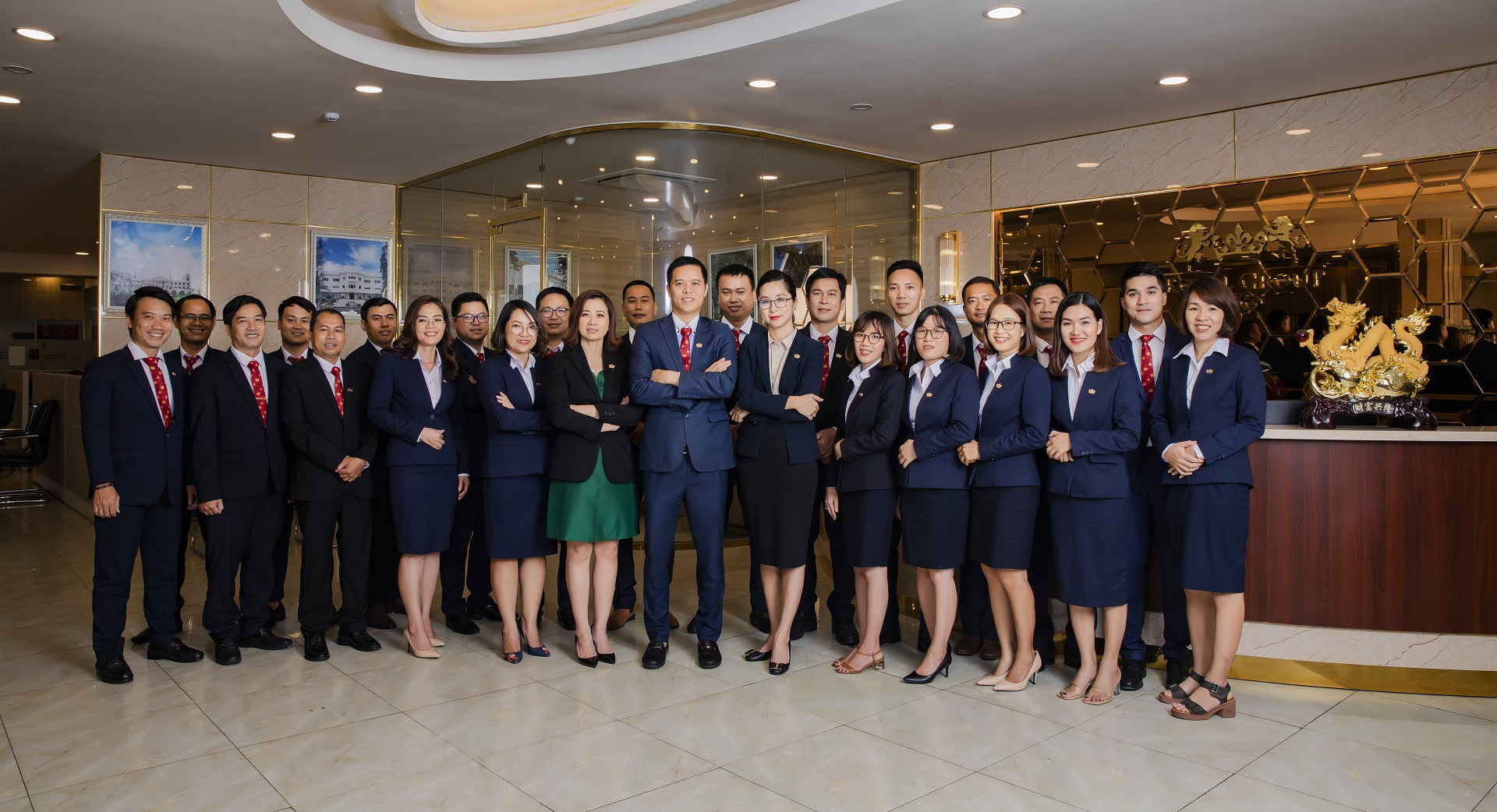 Tập thể cán bộ lãnh đạo, quản lý Tập đoàn Đầu tư Hoàng Gia Việt Nam