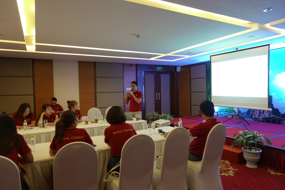 Các thành viên trong đoàn chăm chú theo dõi bài workshop 