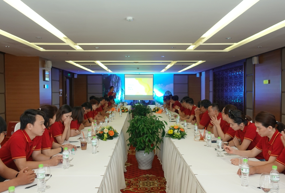 Các thành viên trong đoàn chăm chú theo dõi bài workshop 