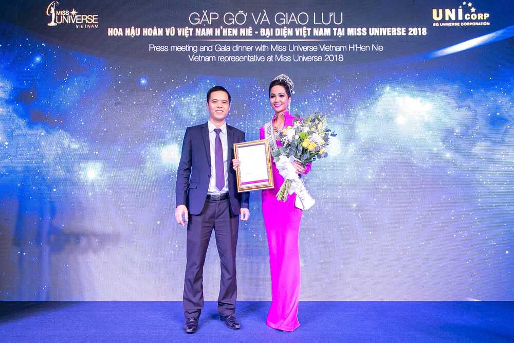 Ông Trần Ngọc Nhật – TGĐ Công ty CP Hoàn vũ Sài Gòn trao quyết định đề cử thi Miss Universe 2018 cho Hoa hậu H’Hen Niê