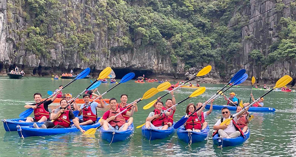 Tất cả tạm gác lại công việc, hoà vào niềm vui chung và dành hết sức để tham gia các trò chơi vận động ngoài trời.