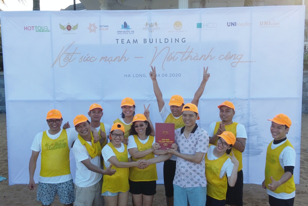 Tất cả tạm gác lại công việc, hoà vào niềm vui chung và dành hết sức để tham gia các trò chơi vận động ngoài trời.