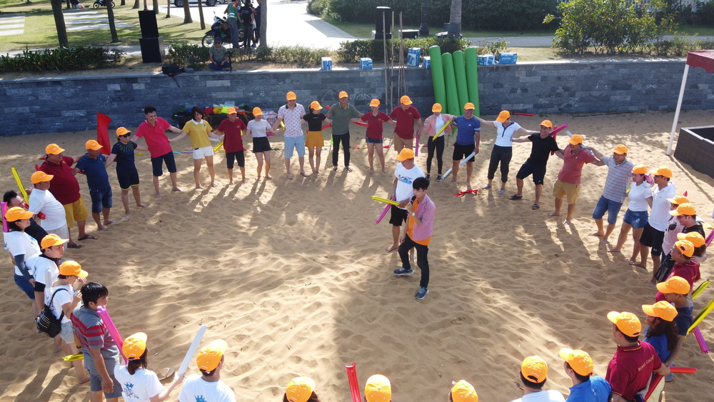 Tất cả tạm gác lại công việc, hoà vào niềm vui chung và dành hết sức để tham gia các trò chơi vận động ngoài trời.